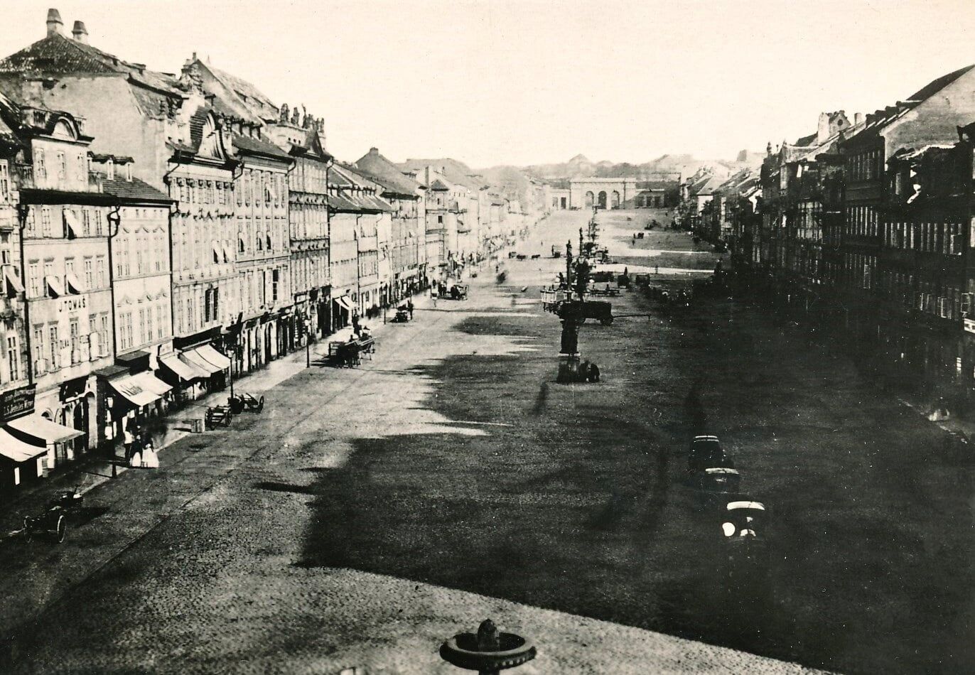 Praha byla opevněná od středověku až do roku 1874 a průchod do ní umožňovalo jen sedm bran